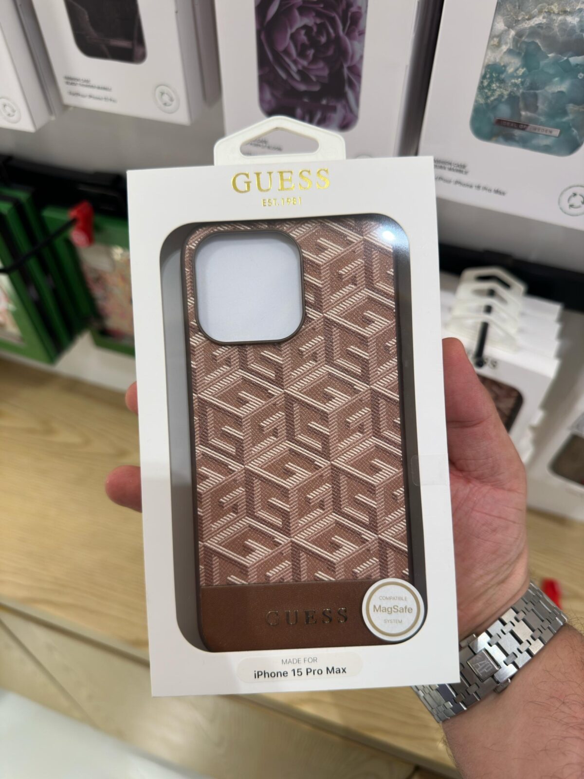 ⁦GUESS HC GRIPSTAND PU 4G TRIANGLE STRASS BROWN IP15 PRO MAX⁩ - الصورة ⁦1⁩