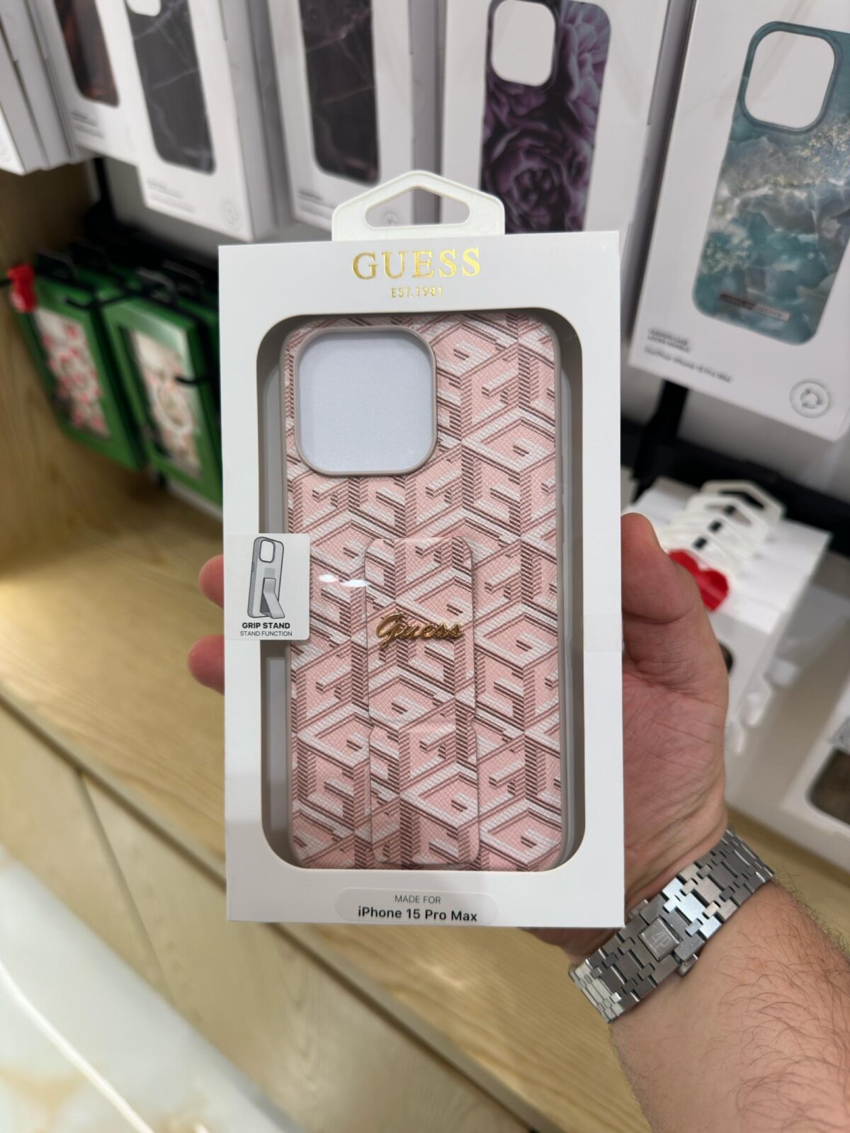 B103010118713 GUESS HC RHINESTONE TRIANGLE PINK IP15 PRO MAX - الصورة 1