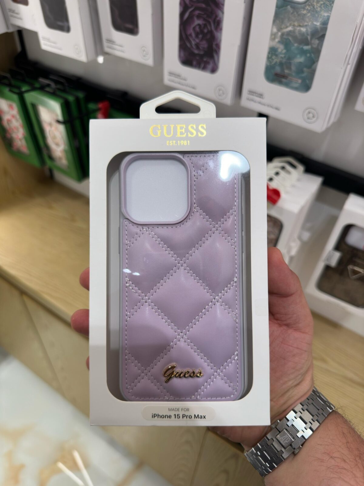 ⁦GUESS PU LEATHER HC QUILTED EDITION METAL LOGO LIGHT PURPLE IP15 PRO MAX⁩ - الصورة ⁦1⁩